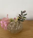 Pique fleurs vintage en verre épais.