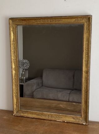 Miroir doré fin 19ème avec décor. 100x80.
