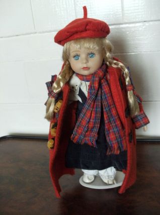  poupée porcelaine - tenue hiver couleur rouge