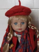  poupée porcelaine - tenue hiver couleur rouge
