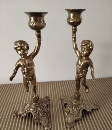 Paire de bougeoirs vintage en laiton sculpté.