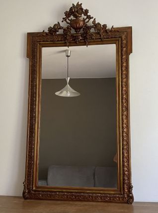 Miroir doré fin 19ème avec  fronton décoré. 150x82.