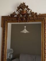 Miroir doré fin 19ème avec  fronton décoré. 150x82.