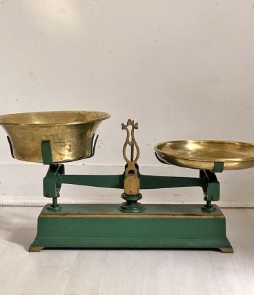 Balance de roberval en fonte à plateaux en cuivre