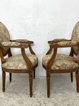 Paire de fauteuils cabriolets à dossier médaillon de style L
