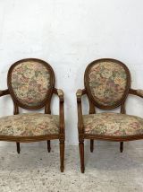 Paire de fauteuils cabriolets à dossier médaillon de style L