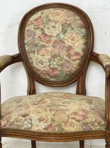 Paire de fauteuils cabriolets à dossier médaillon de style L