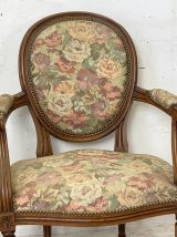 Paire de fauteuils cabriolets à dossier médaillon de style L