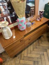 Enfilade vintage petit format pieds métalliques noirs 
