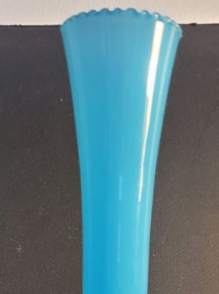 Vase soliflore en opaline bleu &amp; blanc probablement 1950-60'
