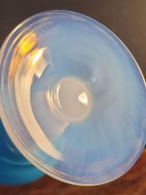 Vase soliflore en opaline bleu &amp; blanc probablement 1950-60'