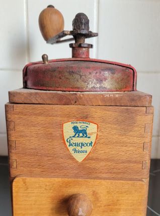 Moulin à café manuel de marque Peugeot Frères, 