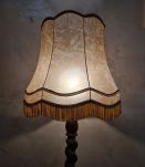 lampadaire en bois tourné (noyer). Bon état. avec grand abat