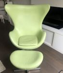 Fauteuil Egg en cuir et son ottoman 