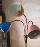 Ce lampadaire vintage est édité par l'éditeur tchèque Lidoko