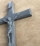 Crucifix monochrome gris 