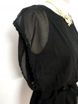 Robe noire dentelle satin ample cintrée élastique vintage
