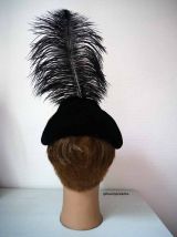 Coiffe en velours noir Charleston plume autruche vintage 20s