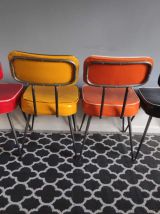 chaises vintage en vinyle noire, jaune, orange et rouge