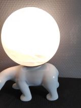 lampe ours en céramique et globe opaline blanches