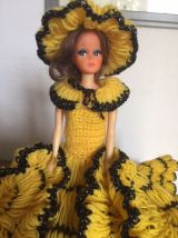 poupée style Barbie en robe au crochet