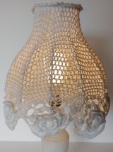 lampe en albâtre et abat-jour en crochet