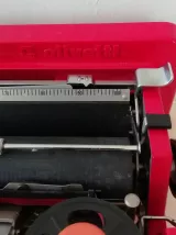 Machine à écrire manuelle VALENTINE de chez OLIVETTI. 