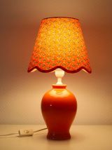 Lampe avec pied en céramique rose corail et abat-jour "scall