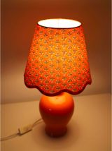 Lampe avec pied en céramique rose corail et abat-jour "scall