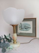 Lampe à poser onyx et métal doré, abat jour verre blanc d