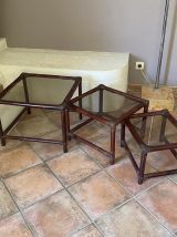 Lot de 3 tables gigognes. 1960. Rotin et verre. 