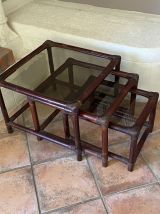 Lot de 3 tables gigognes. 1960. Rotin et verre. 