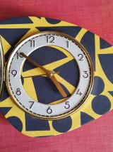 Horloge vintage pendule murale silencieuse asymétrique jaune