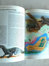 Atlas historique des dinosaures Par M. J. Benton. 