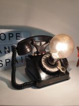 Ancien téléphone de 1943 recyclé en lampe à poser