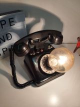 Ancien téléphone de 1943 recyclé en lampe à poser