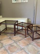 Lot de 3 tables gigognes. 1960. Rotin et verre. 