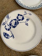 5 assiettes plates assorties en bleu.