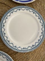 5 assiettes plates assorties en bleu.