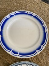 5 assiettes plates assorties en bleu.