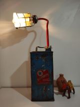 Ancien bidon de carburant vintage recyclé en lampe à poser 