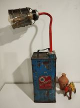 Ancien bidon de carburant vintage recyclé en lampe à poser 