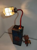 Ancien bidon de carburant vintage recyclé en lampe à poser 