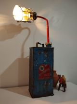 Ancien bidon de carburant vintage recyclé en lampe à poser 