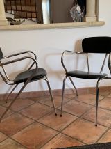 Lot de 2 chaises vintage. 1960. Pieds compas et skaï noir