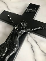 Crucifix monochrome noir