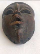 Ancien masque Dan en bois sculpté.