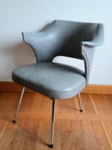 Paire de fauteuils design skaï et capitons, vers 1960 