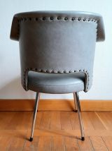 Paire de fauteuils design skaï et capitons, vers 1960 