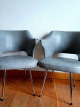 Paire de fauteuils design skaï et capitons, vers 1960 